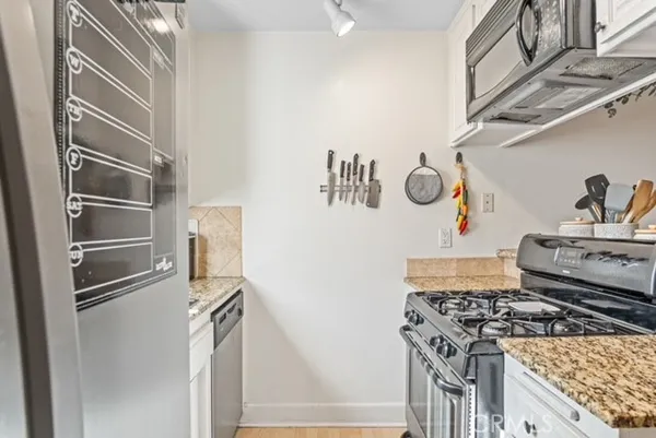 $375,000 | 7035 Woodley Avenue, Unit 203, Van Nuys, CA 91406