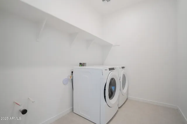 a view of a back yard