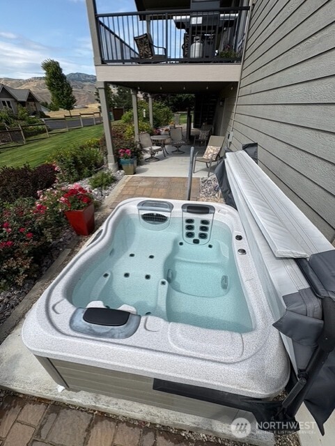 4062 Knowles Road Wenatchee, WA 98801 - Photo 15 of 20 a view of backyard with outdoor seating and plants