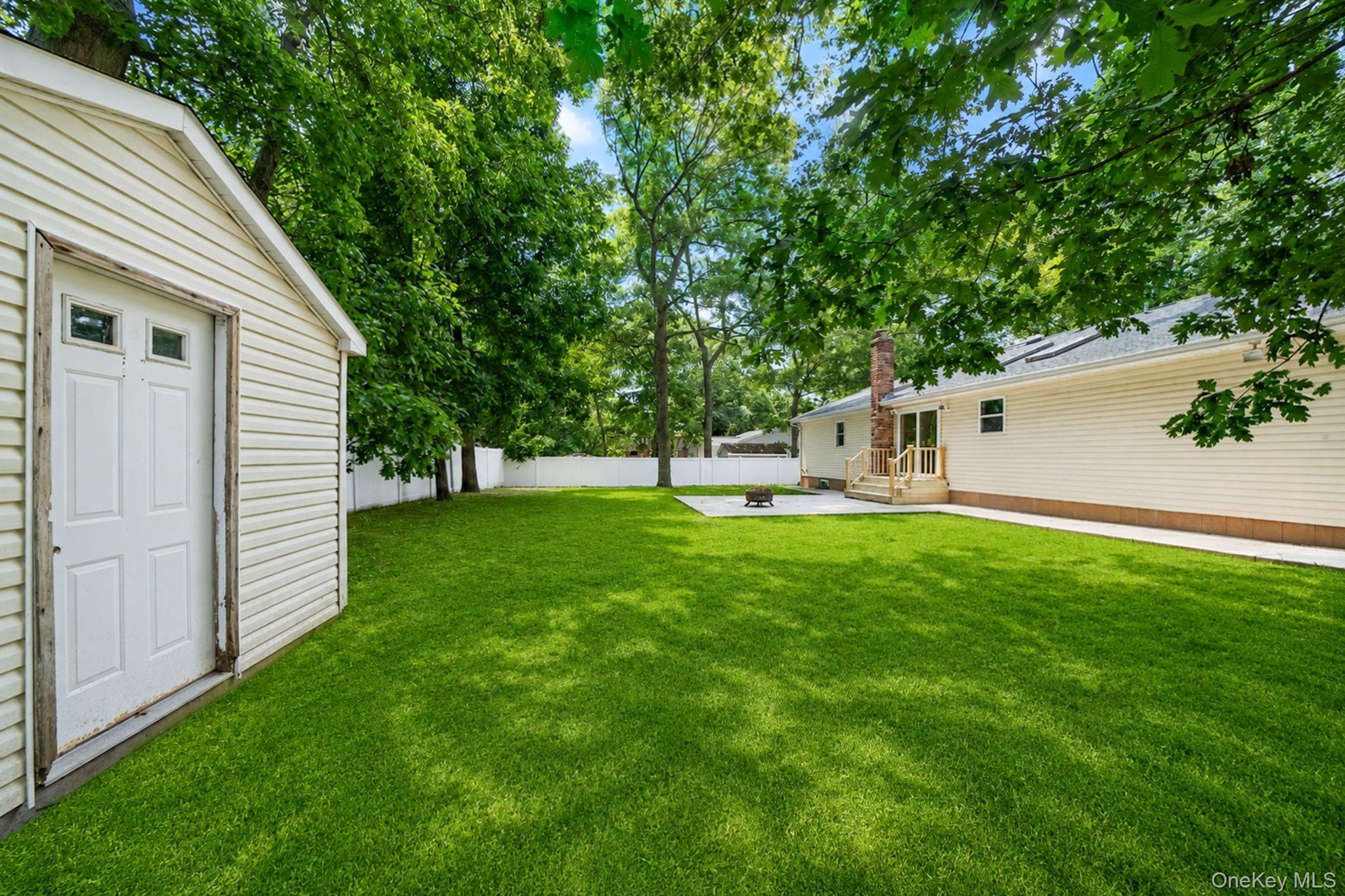 25 Heston Road Shirley, NY 11967 - Photo 9 of 38