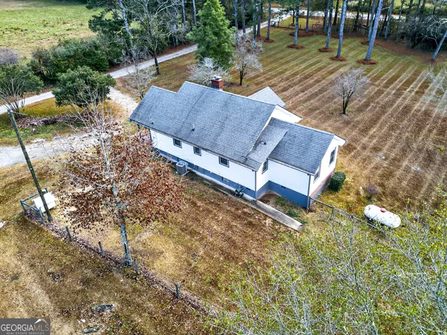 a view of a backyard