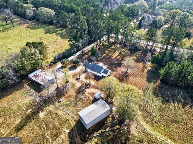 a view of a yard with plants
