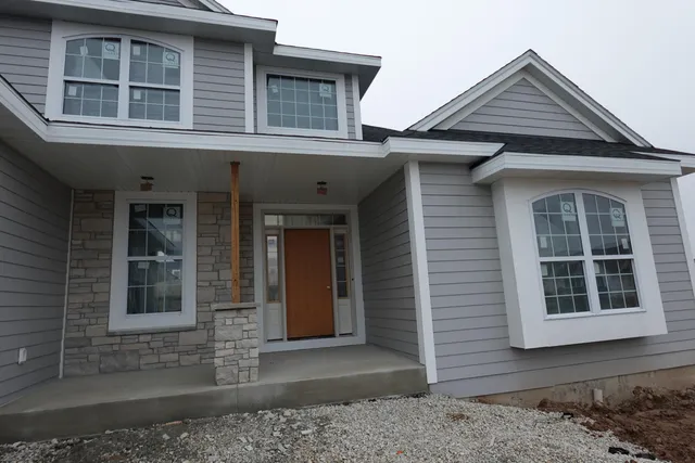 $799,990 | 9866 North Cygnet Court, Mequon, WI 53097