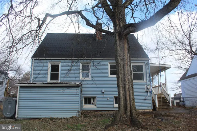 a front view of house with yard