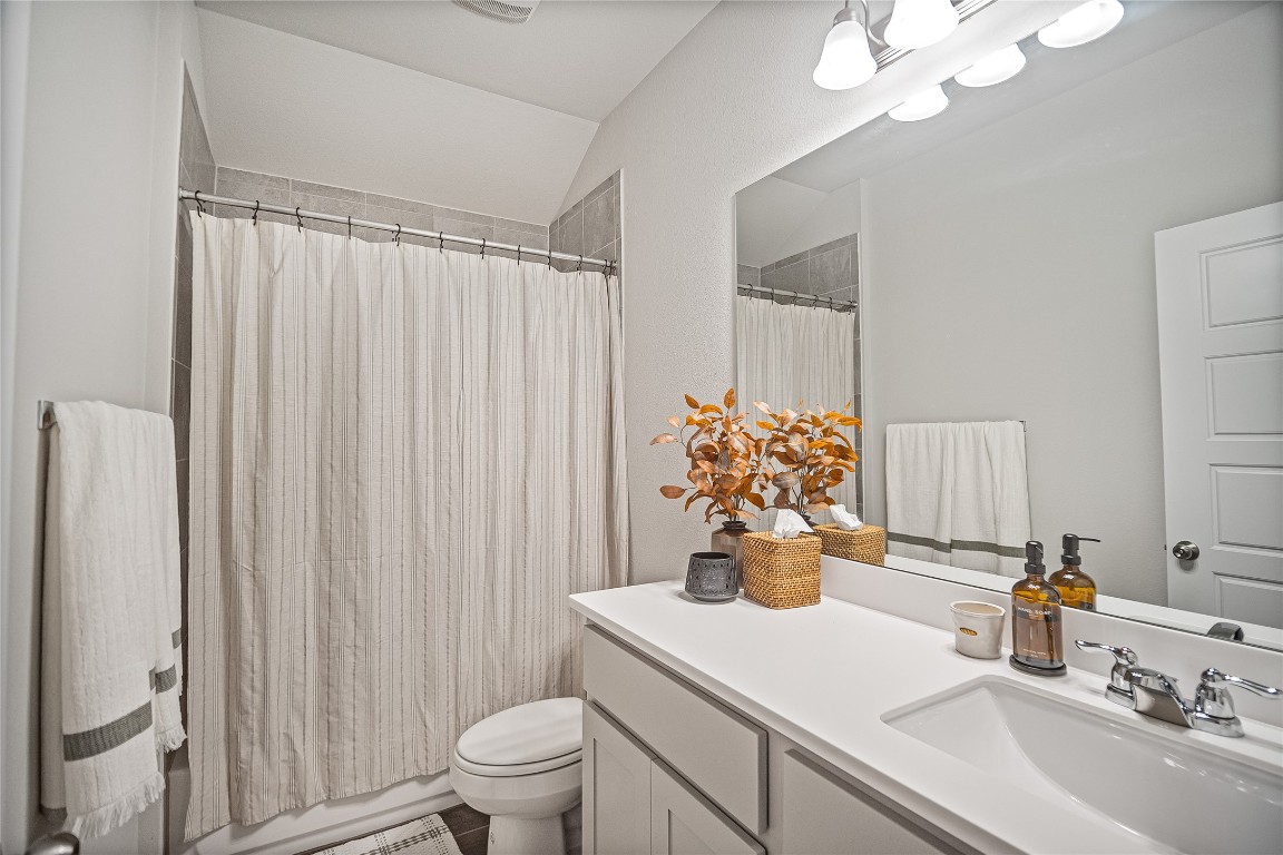 9905 Comely Bend Manor, TX 78653 - Photo 4 of 22 Full bath with vanity and shower / bath combo