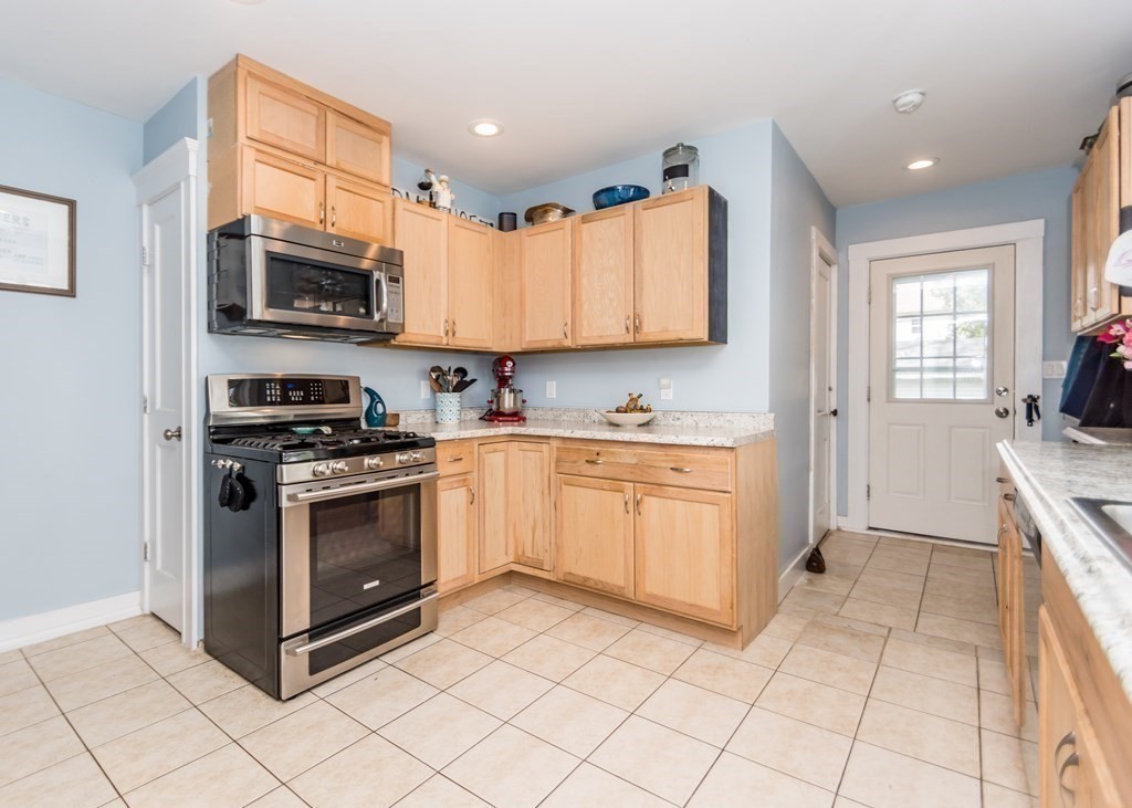 33 Cambria Road, Unit 1 Waltham, MA 02453 - Photo 5 of 26