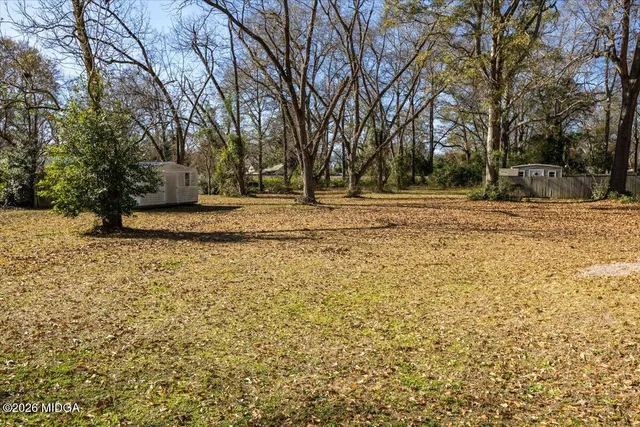 a view of a yard with a house