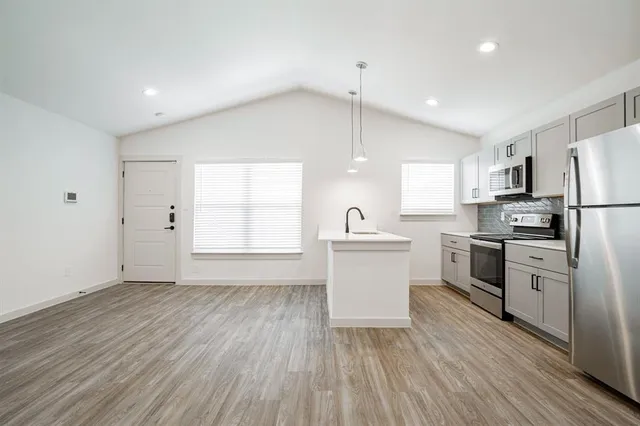 $1,260 | 523 North Ewing Avenue, Unit 201, Dallas, TX 75203