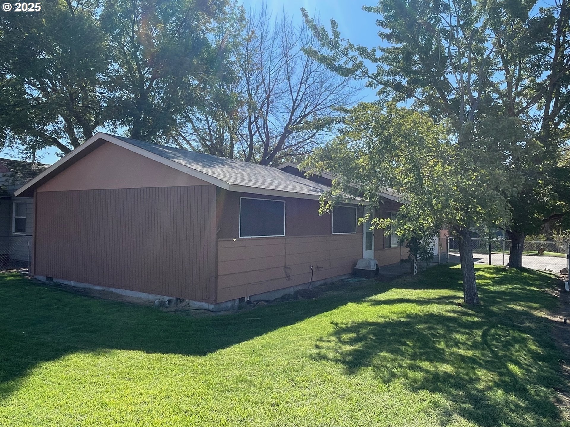 490 Northwest 3rd Street Hermiston, OR 97838 - Photo 14 of 15 a view of a yard with a house and a large tree