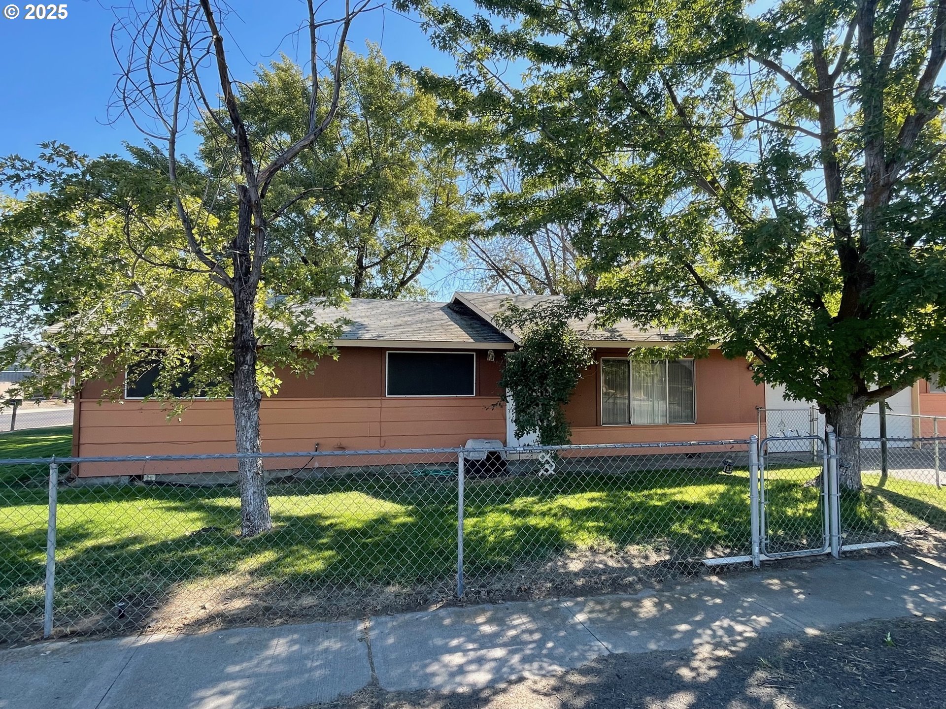 490 Northwest 3rd Street Hermiston, OR 97838 - Photo 2 of 15 a front view of a house with garden