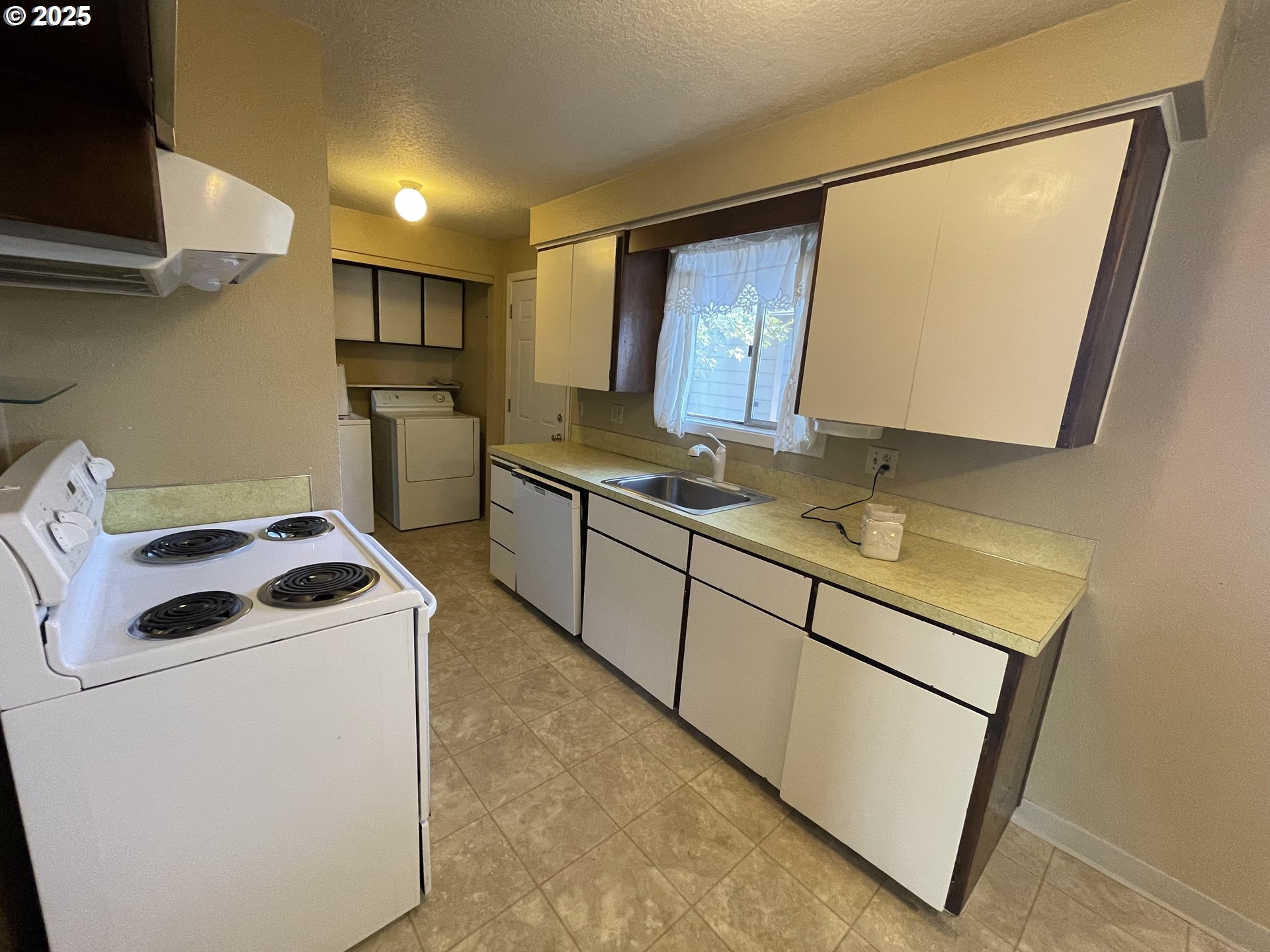 490 Northwest 3rd Street Hermiston, OR 97838 - Photo 6 of 15 a utility room with sink dryer and washer