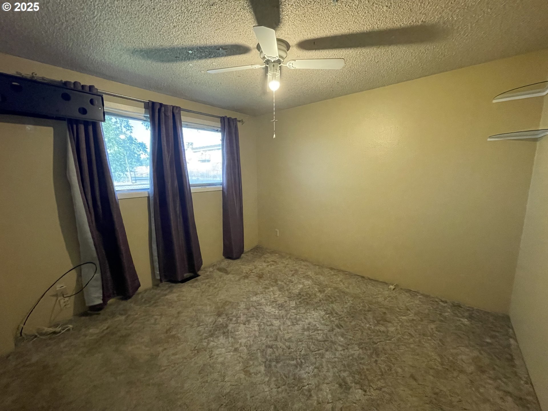 490 Northwest 3rd Street Hermiston, OR 97838 - Photo 9 of 15 a view of a hallway with a window