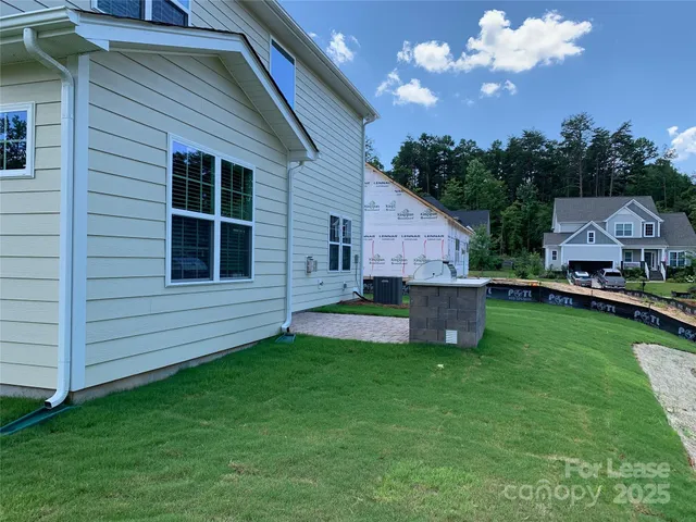 a view of a house with a backyard