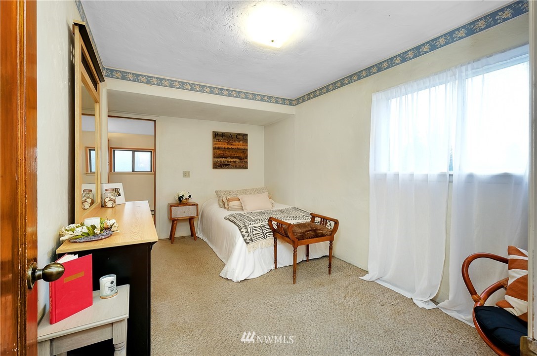3530 Pine Road Bremerton, WA 98310 - Photo 21 of 34 a living room with furniture and a window