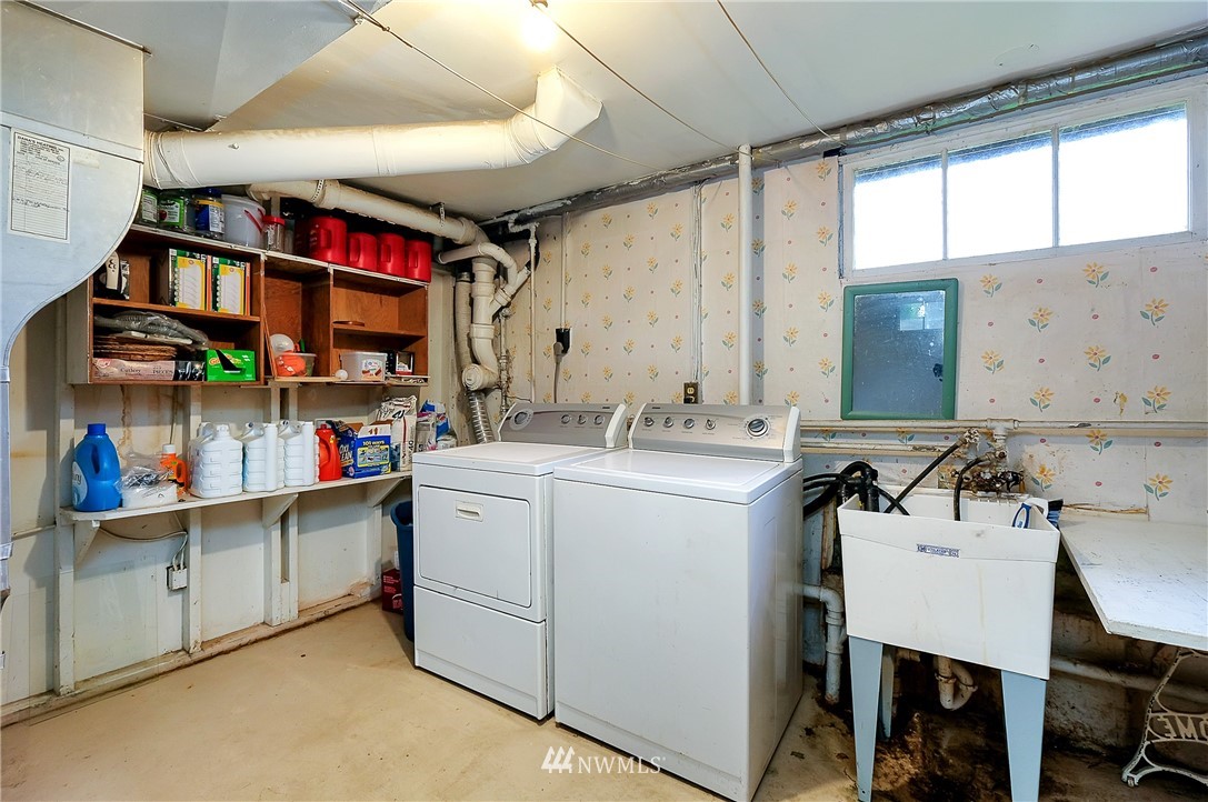 3530 Pine Road Bremerton, WA 98310 - Photo 25 of 34 a utility room with dryer and washer