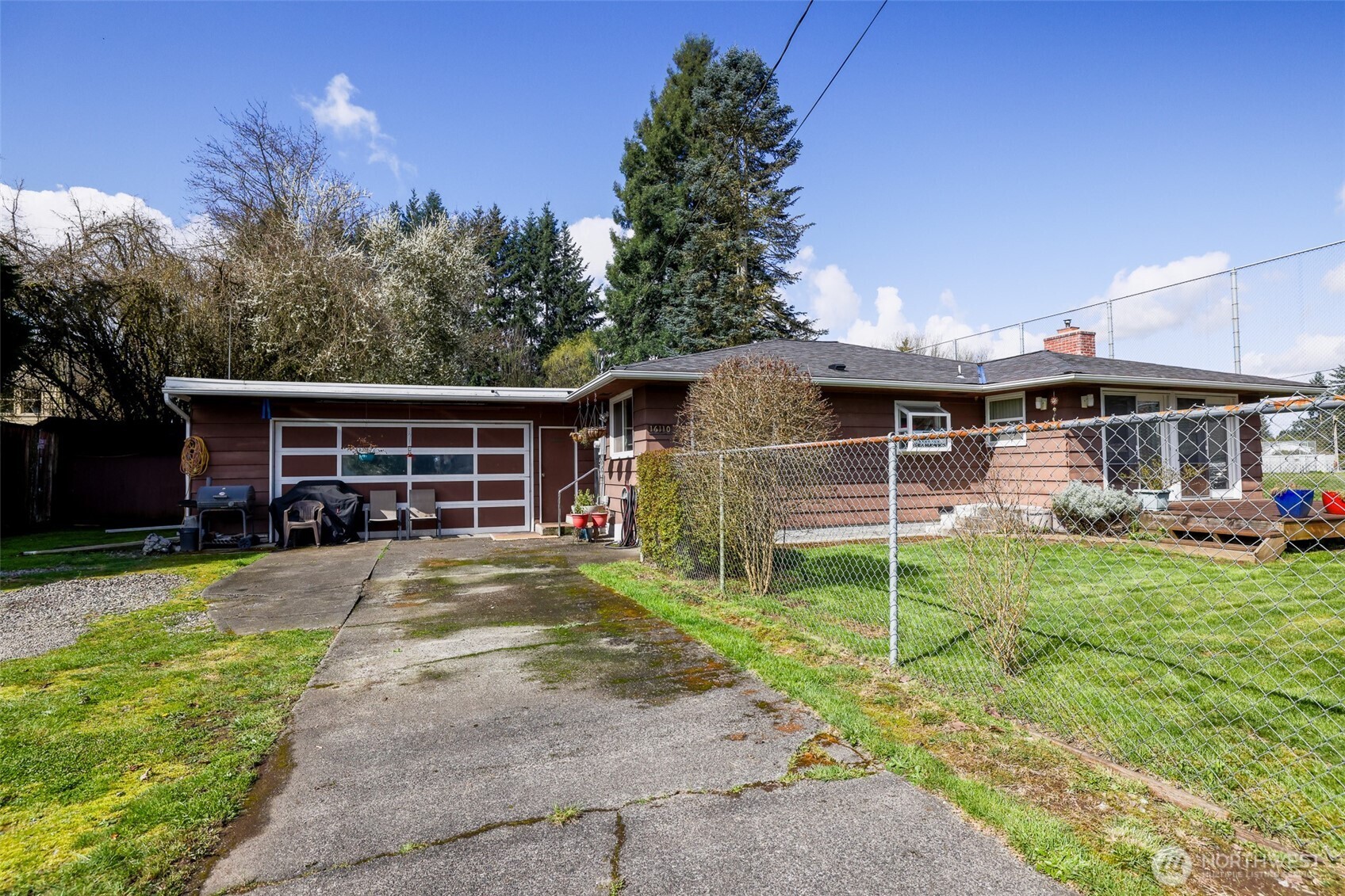 a view of a yard in front of house