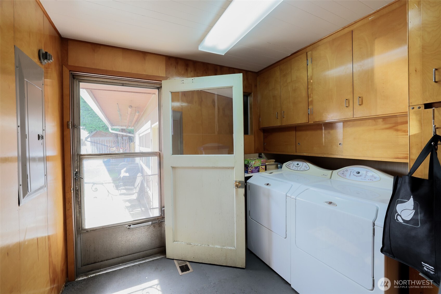 16110 178th Avenue Southeast Monroe, WA 98272 - Photo 4 of 35 a utility room with dryer and washer