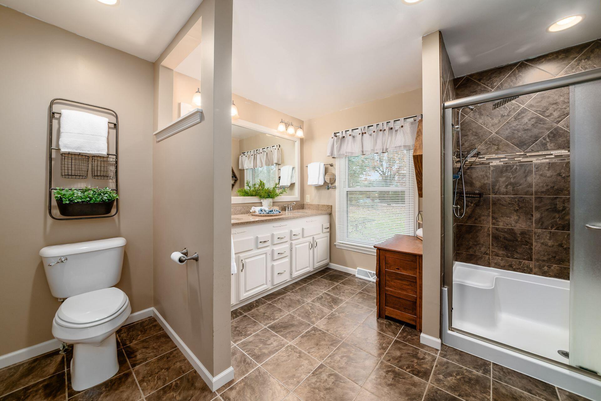 4090 Clotts Road Columbus, OH 43230 - Photo 18 of 34 EN SUITE BATH