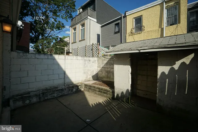 a view of a house with backyard