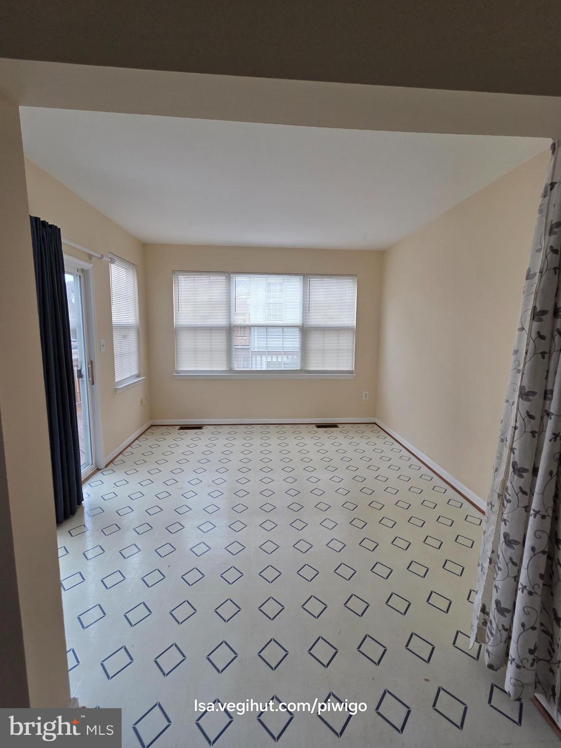 42856 Golf View Drive Chantilly, VA 20152 - Photo 13 of 23 an empty room with windows