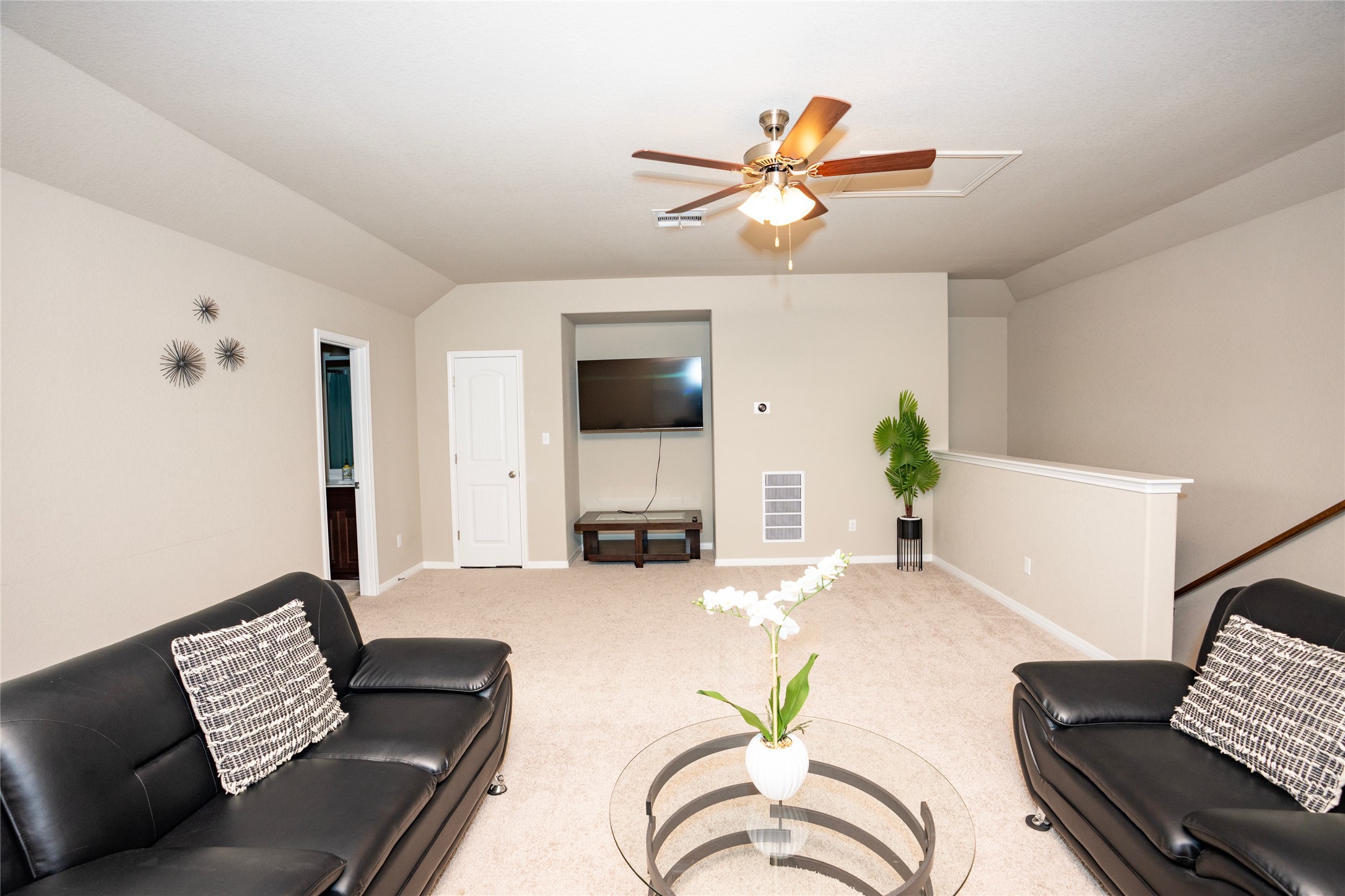 20916 Carries Ranch Road Pflugerville, TX 78660 - Photo 9 of 40 a living room with furniture