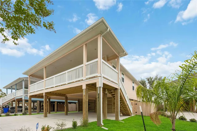 a view of a large white building