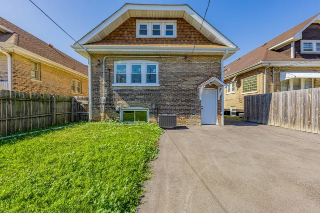 a house view with a outdoor space
