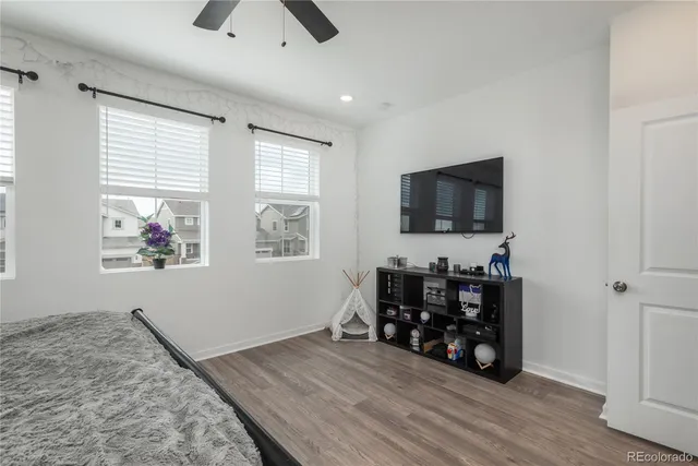 a view of a livingroom with furniture