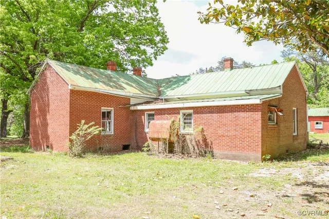 a front view of house with yard