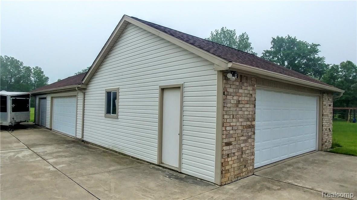 26581 Rinne Road New Boston, MI 48164 - Photo 30 of 35 DETACHED FIVE (5) CAR GARAGE