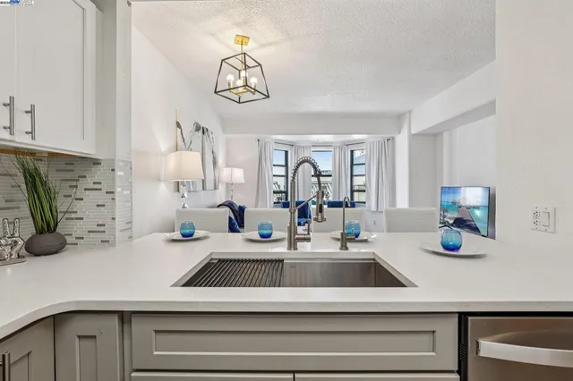 $298,000 | 988 Franklin Street, Unit 609, Oakland, CA 94607