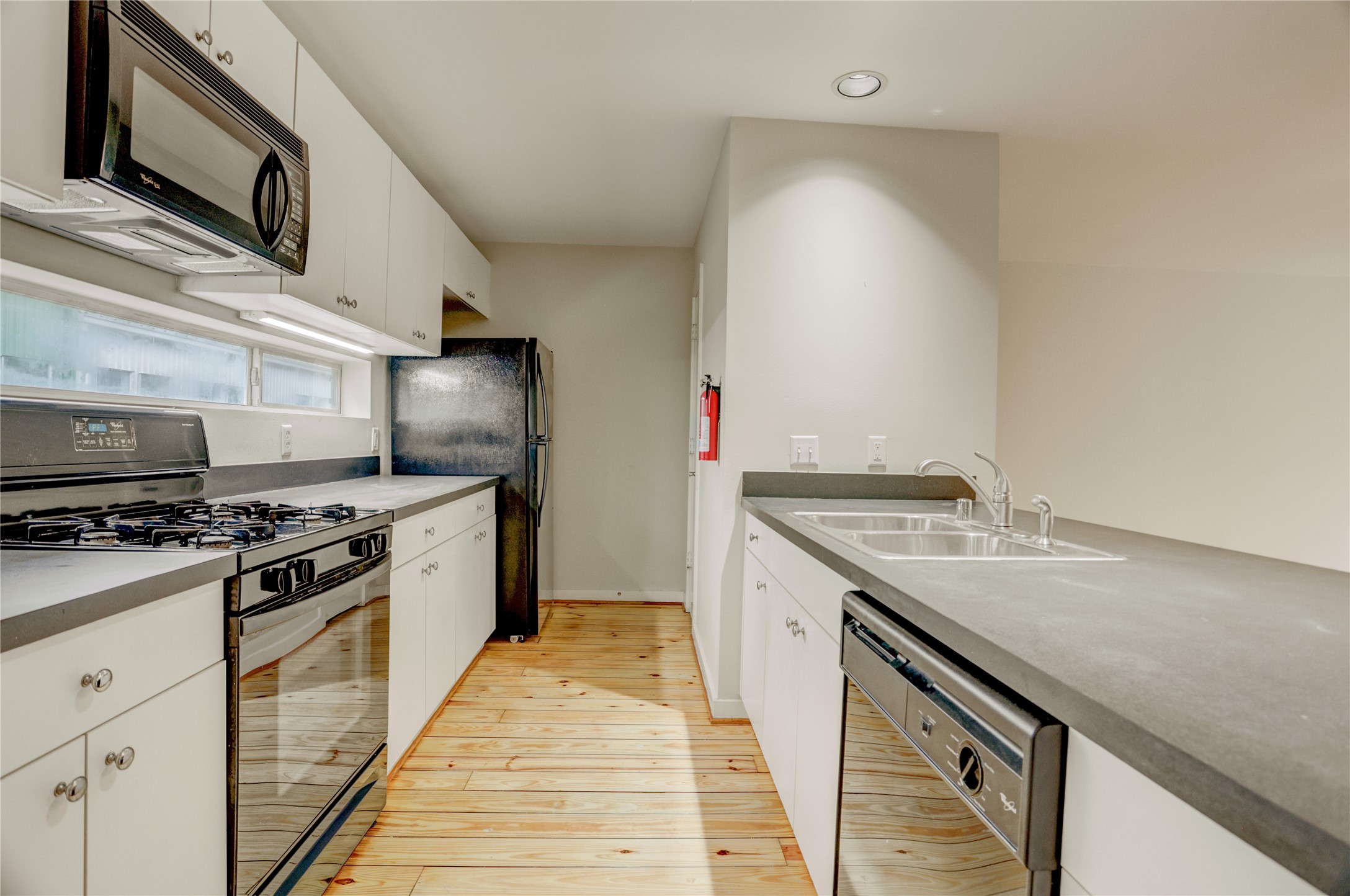 910 Ruthven Street Houston, TX 77019 - Photo 10 of 35 Black laminate countertops, gas range, microwave, and refrigerator included