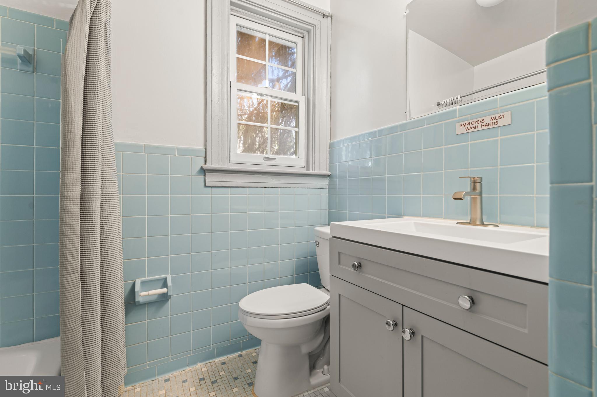 309 Hopkins Road Baltimore, MD 21212 - Photo 20 of 36 a bathroom with a toilet a sink and shower