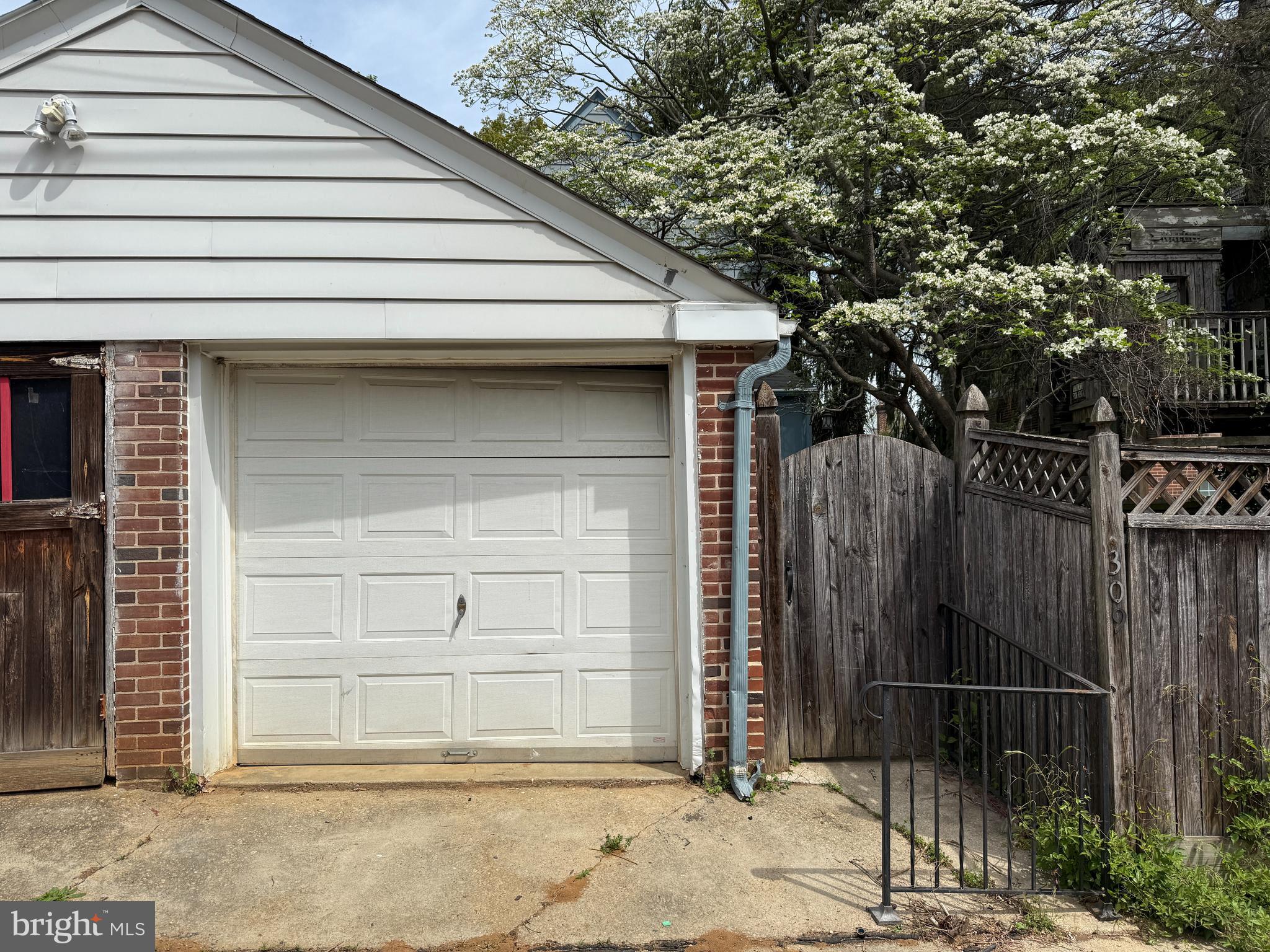 309 Hopkins Road Baltimore, MD 21212 - Photo 30 of 36 a small white house with a outdoor space