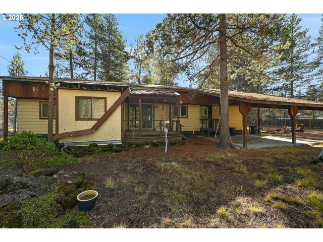 a view of a small house with a yard