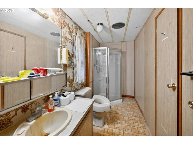 a view of empty room with window