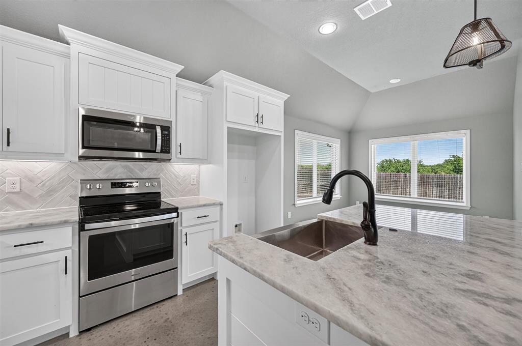 214 Rees Avenue Godley, TX 76044 - Photo 4 of 29