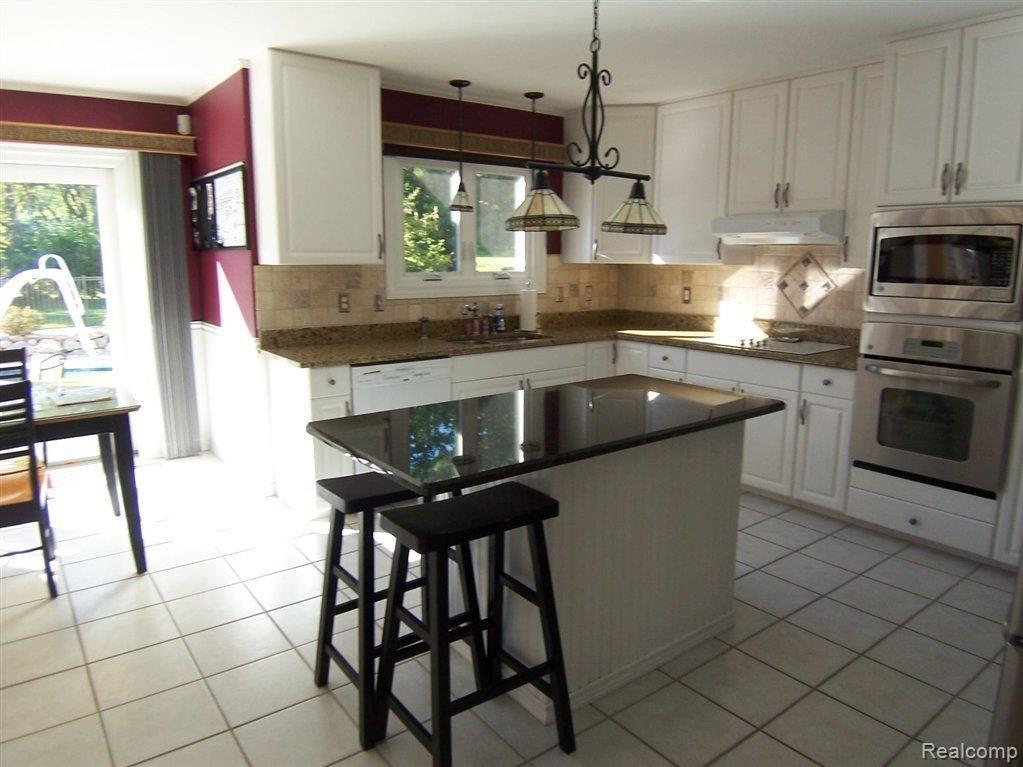 1961 Blue Grass Drive Rochester, MI 48306 - Photo 2 of 57 Fabulous Cooks Kitchen.jpg