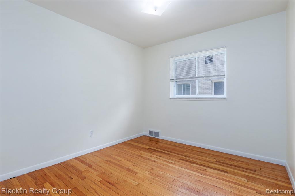 24641 Ridgedale Street Oak Park, MI 48237 - Photo 12 of 27