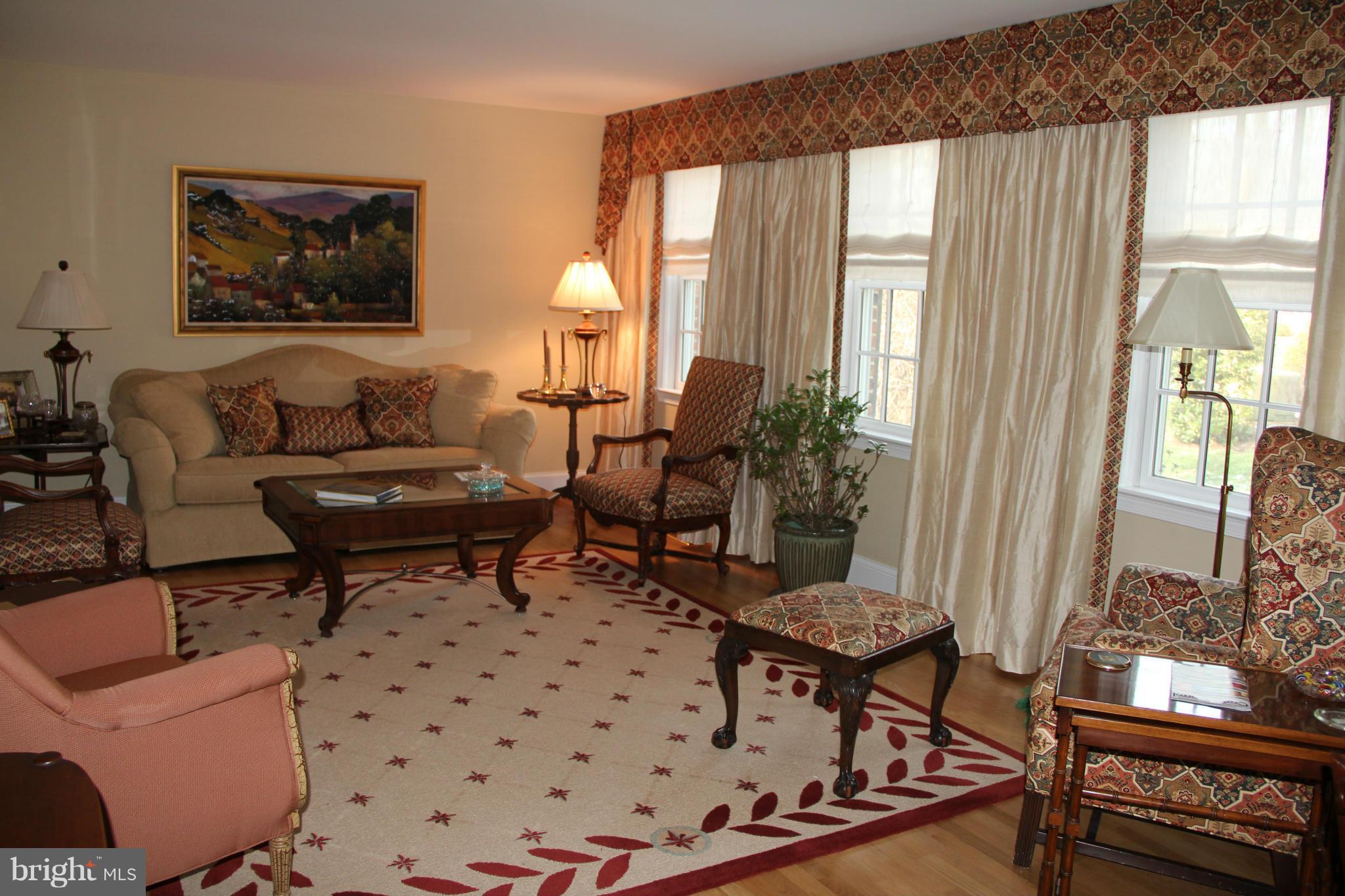 9011 Edgepark Road Vienna, VA 22182 - Photo 2 of 20 Living Room