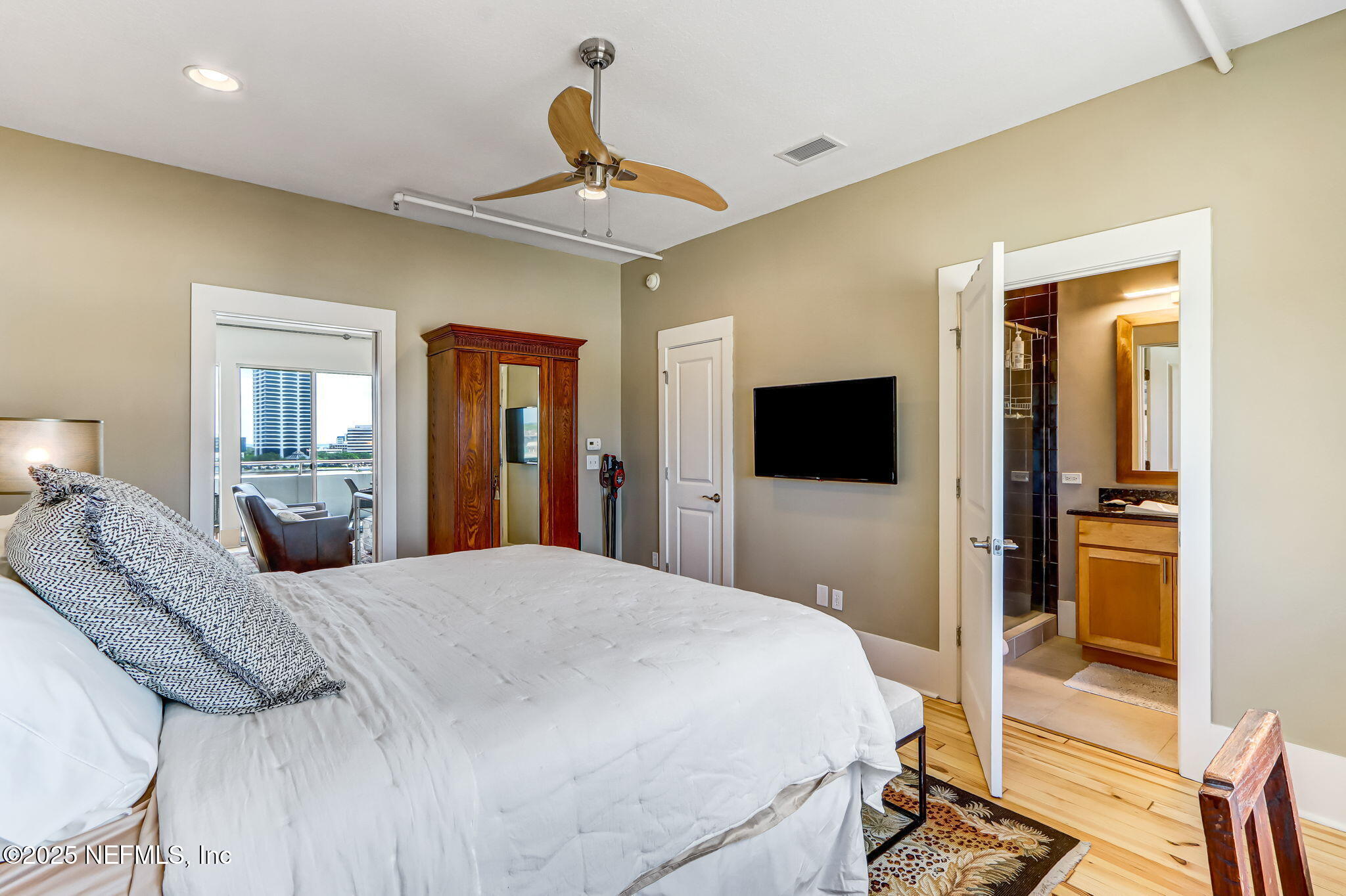 301 East Bay Street, Unit 405 Jacksonville, FL 32202 - Photo 31 of 42 a bedroom with a bed and a flat screen tv