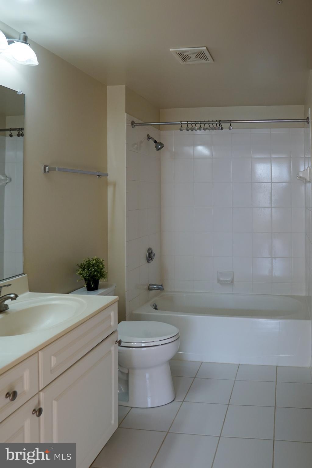 2726 Gallows Road, Unit 417 Vienna, VA 22180 - Photo 16 of 28 Bathroom