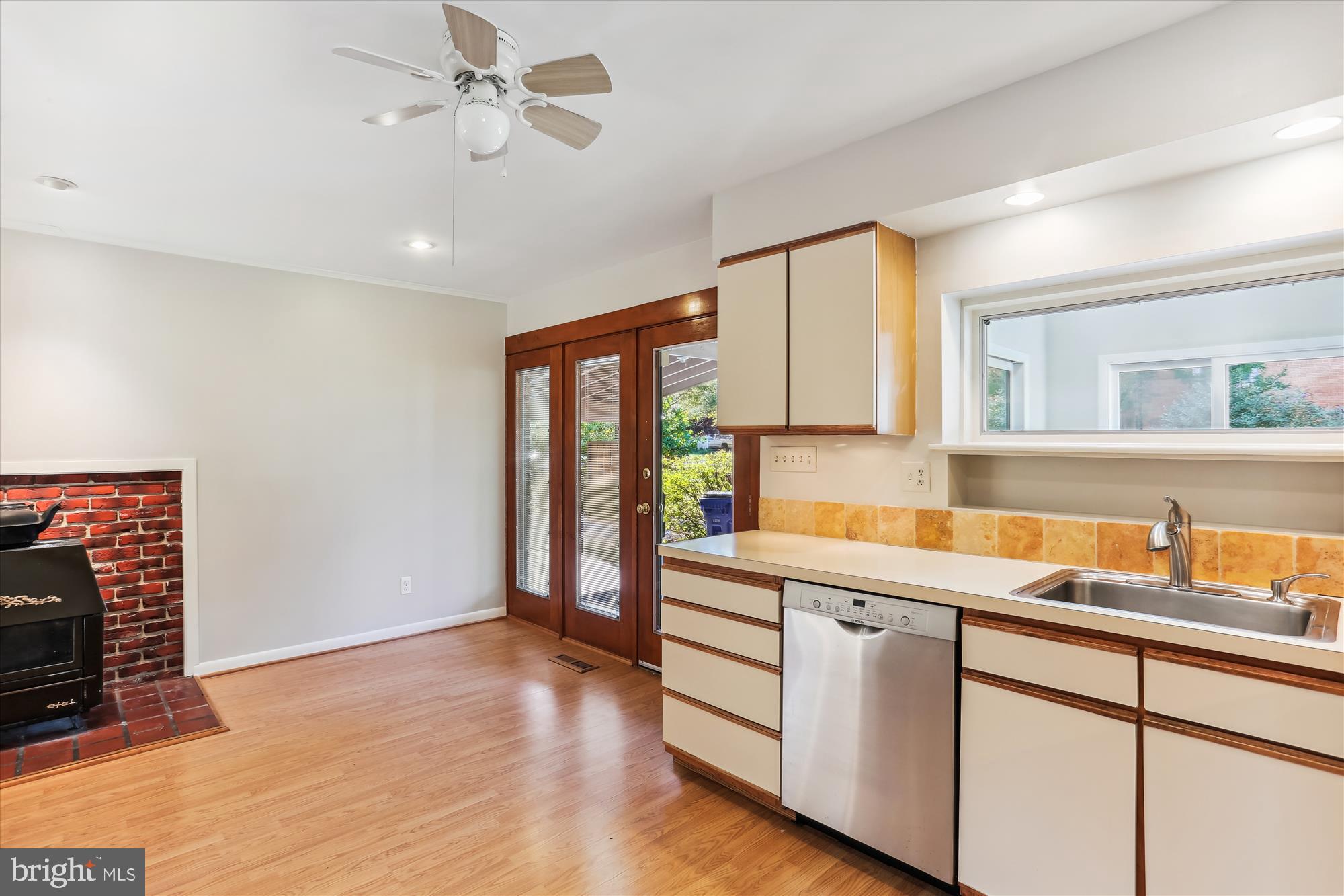 816 Olive Drive Silver Spring, MD 20905 - Photo 7 of 72 Bright kitchen