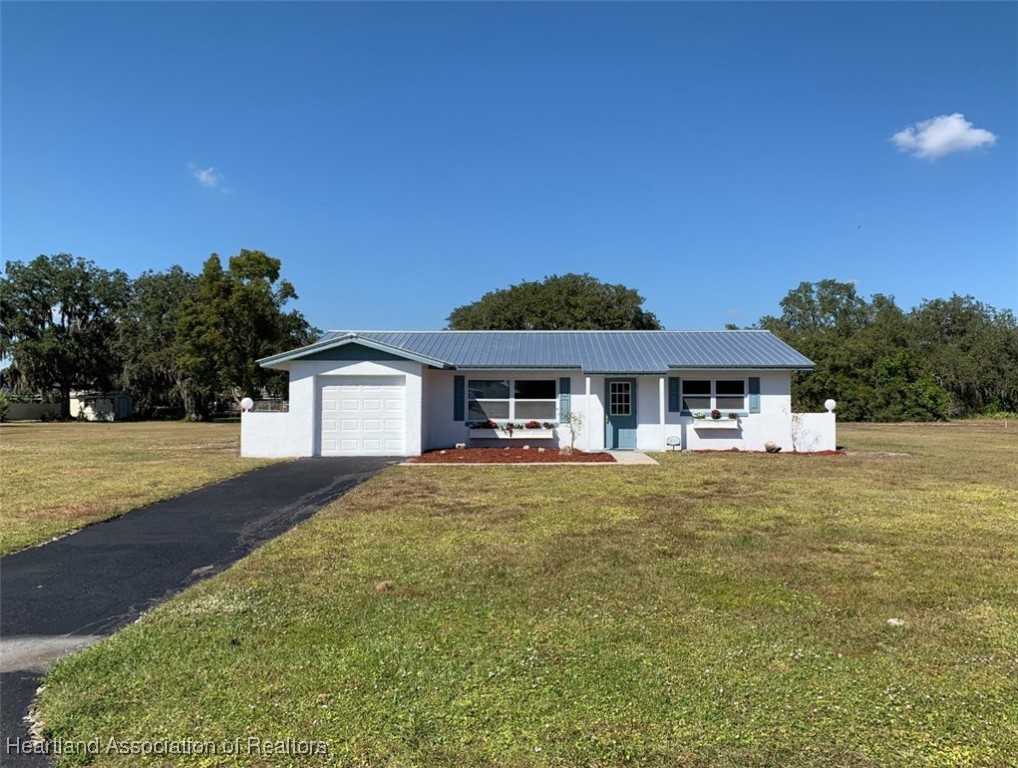 6101 Edgewater Terrace Sebring, FL 33876 - Photo 1 of 10 a front view of a house with a yard
