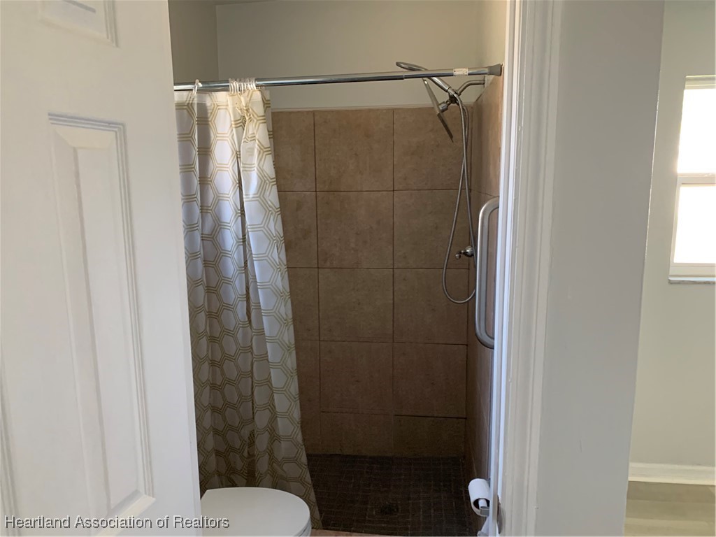 6101 Edgewater Terrace Sebring, FL 33876 - Photo 6 of 10 a bathroom with a shower and a toilet