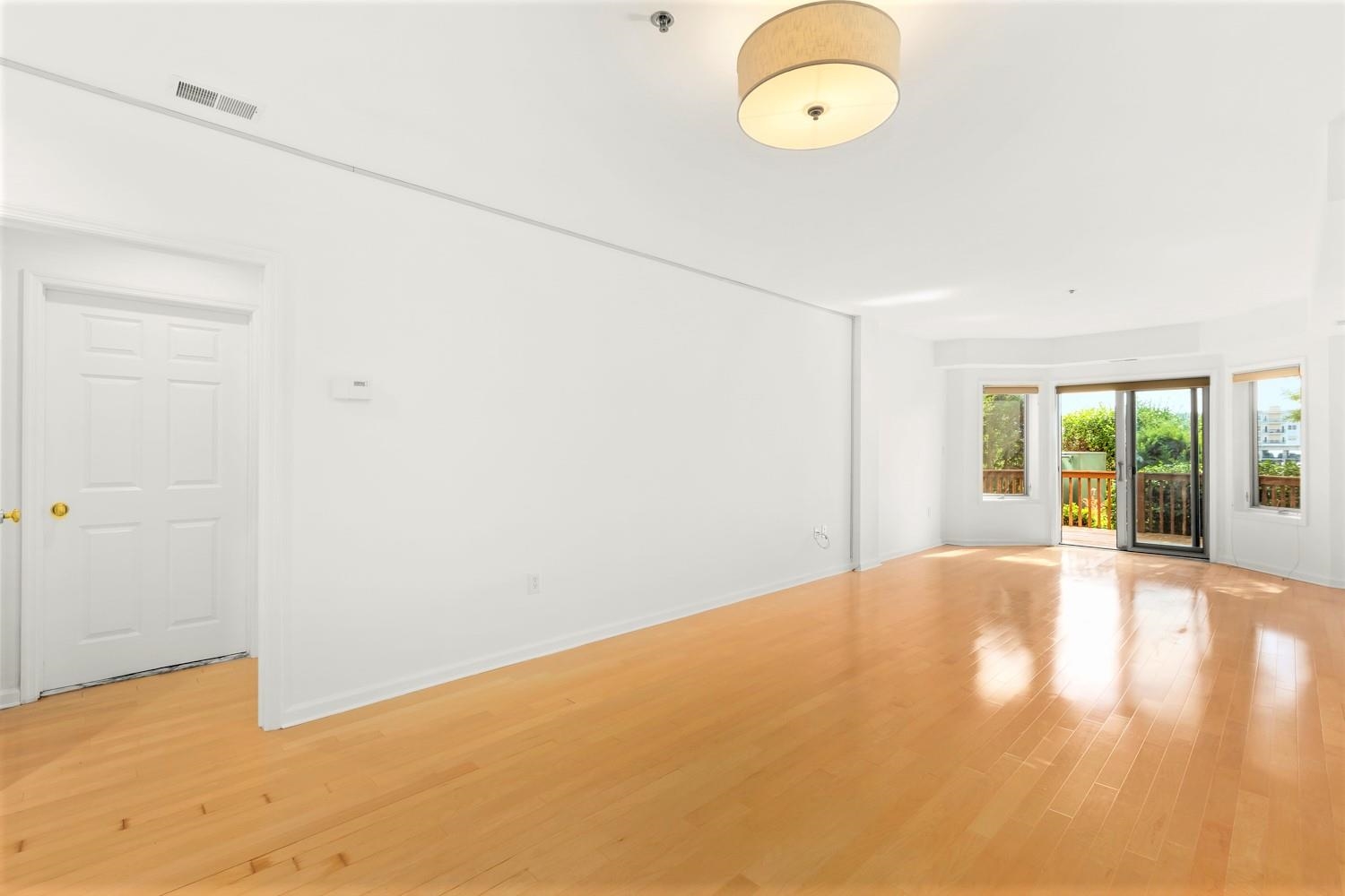 102 Rutledge Court Edgewater, NJ 07020 - Photo 12 of 31 Gallery Image 12