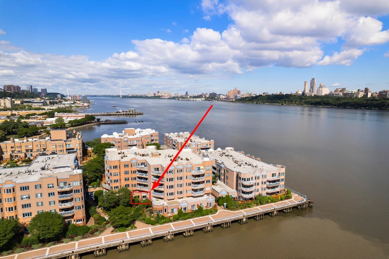 102 Rutledge Court Edgewater, NJ 07020 - Photo 2 of 31 Gallery Image 2