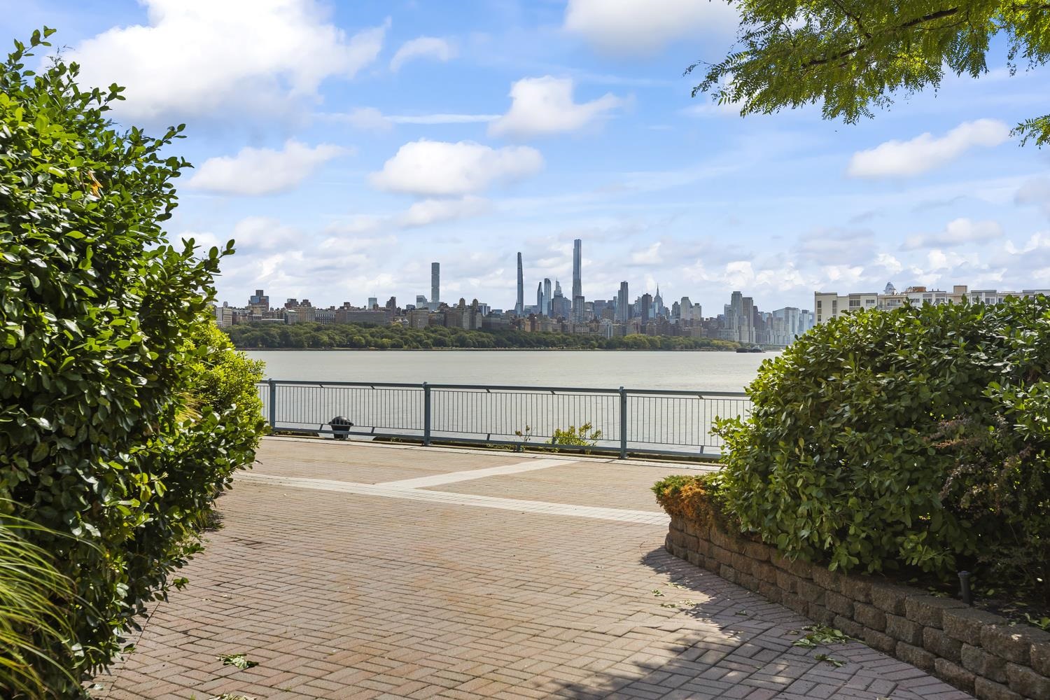 102 Rutledge Court Edgewater, NJ 07020 - Photo 30 of 31 Gallery Image 30