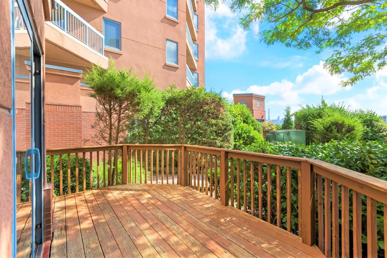 102 Rutledge Court Edgewater, NJ 07020 - Photo 4 of 31 Gallery Image 4