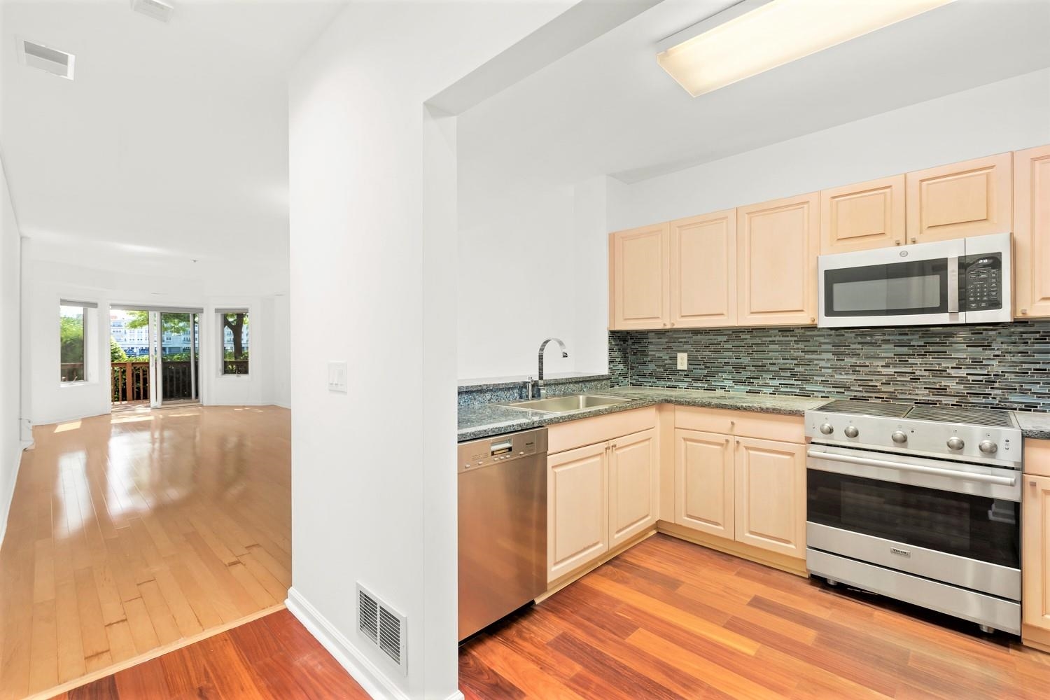 102 Rutledge Court Edgewater, NJ 07020 - Photo 7 of 31 Gallery Image 7